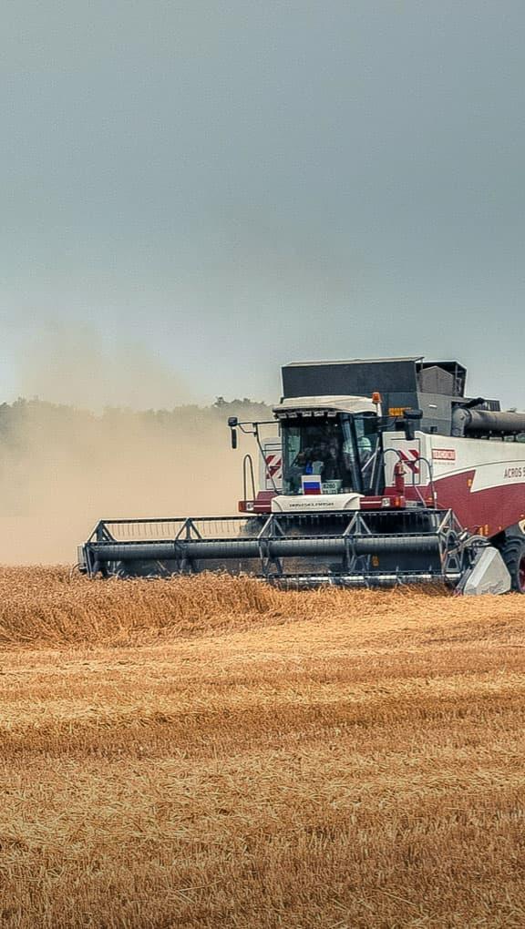 Durante la etapa de cosecha, el kit de dirección automática FJD AT1 puede reducir las pérdidas y mejorar la calidad y el rendimiento de los productos agrícolas.