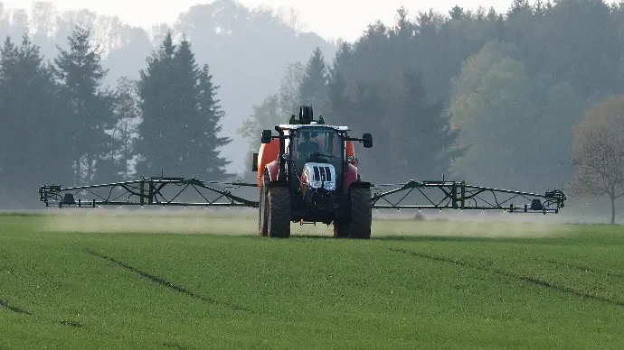 Spruzza fertilizzanti e prodotti chimici in modo più preciso ed efficiente, consentendo un'applicazione mirata riducendo lo spreco di risorse.