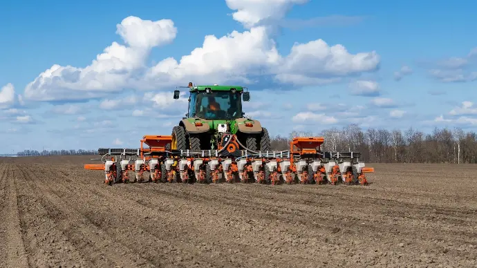 Plantez chaque graine avec une précision millimétrique, assurant un espacement et une profondeur uniformes pour une croissance saine des cultures.