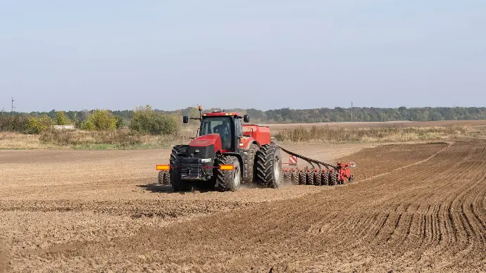 Assurez une préparation constante et précise des terres agricoles, offrant un environnement idéal pour la croissance des cultures.